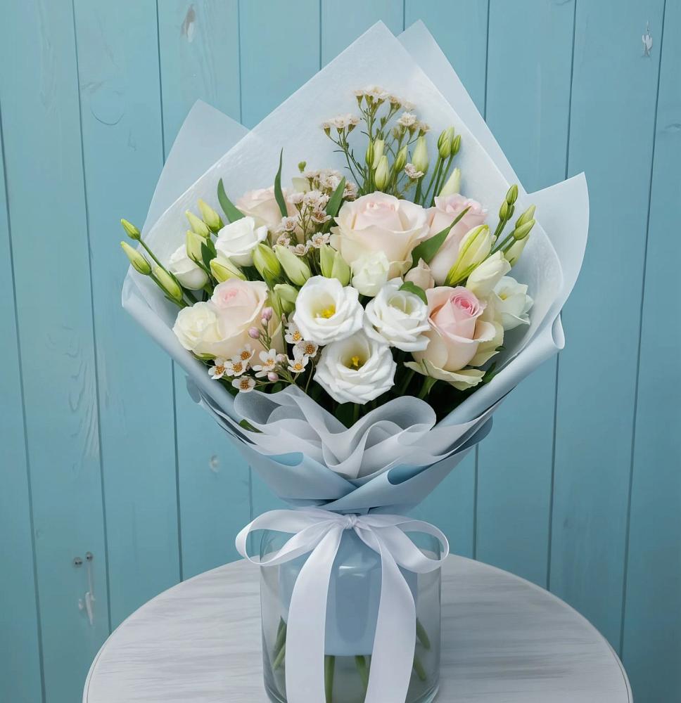 Букет цветов из: Розы и Лизиантусы в Гагарине