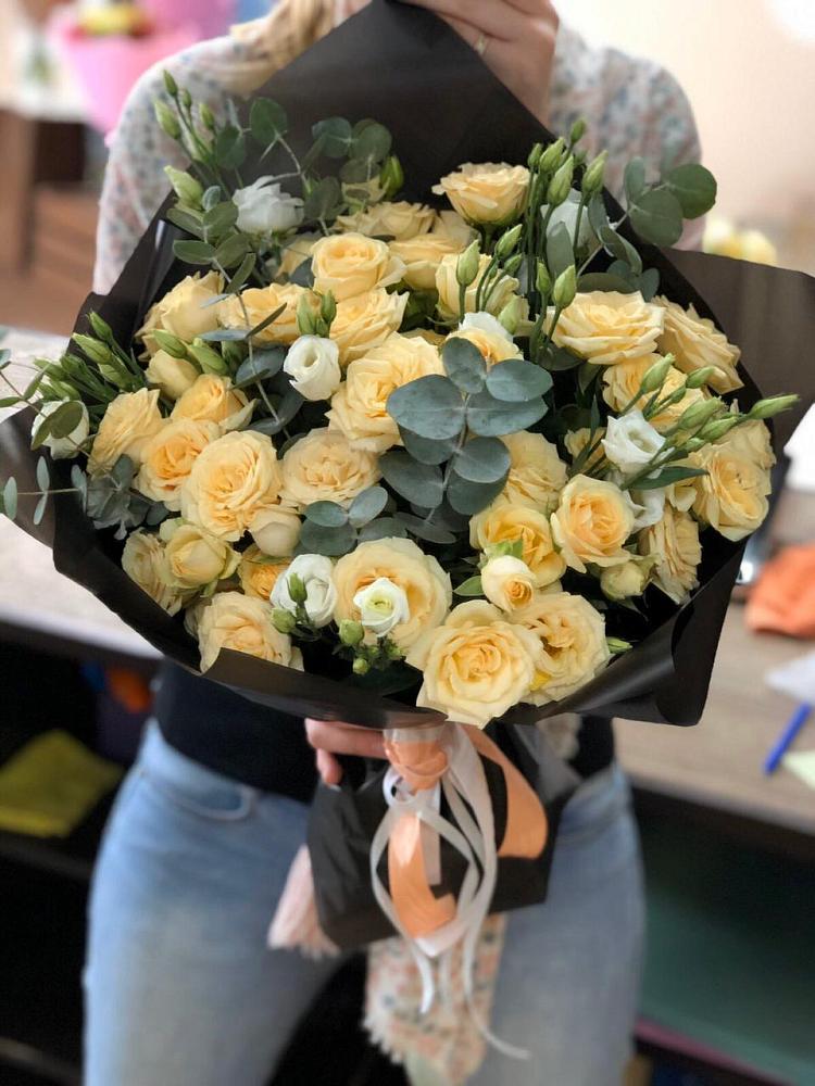 Букет цветов из: Розы и Лизиантусы в Гагарине