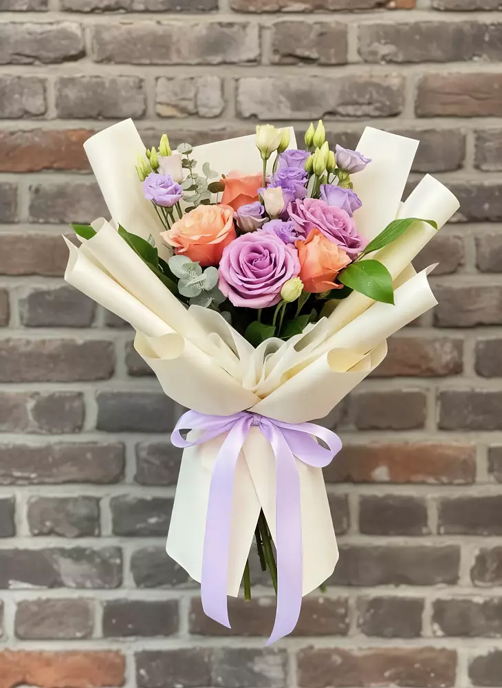 Букет цветов из: Лизиантусы и Розы в Гагарине