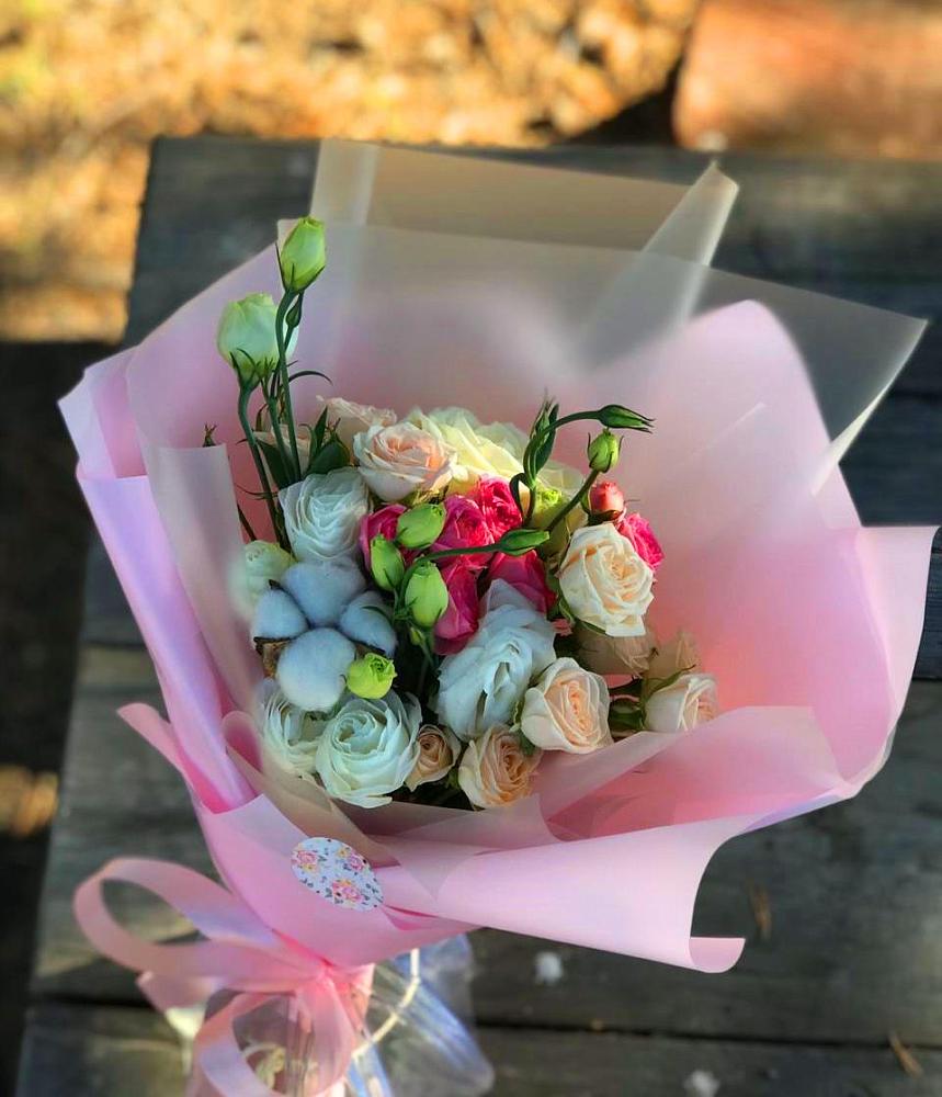 Букет цветов из: Розы и Лизиантусы в Гагарине