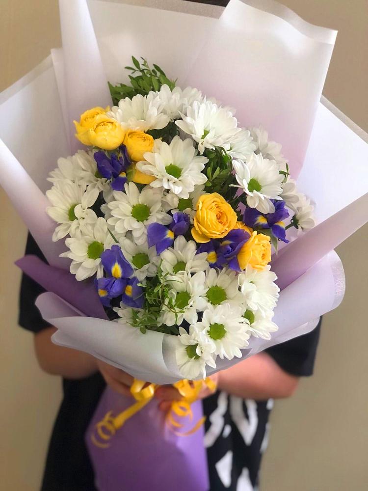Букет цветов из: Ирисы, Хризантемы и Розы в Гагарине