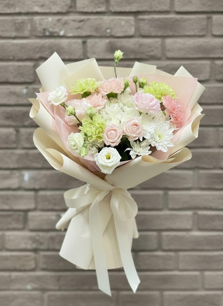 Букет цветов из: Гвоздики, Розы, Лизиантусы и Хризантемы в Гагарине