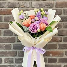 Букет цветов из:  Лизиантусы и Розы в Гагарине