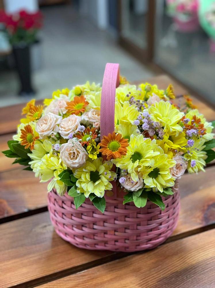 Цветочная композиция из Хризантемы и Розы в корзине в Гагарине