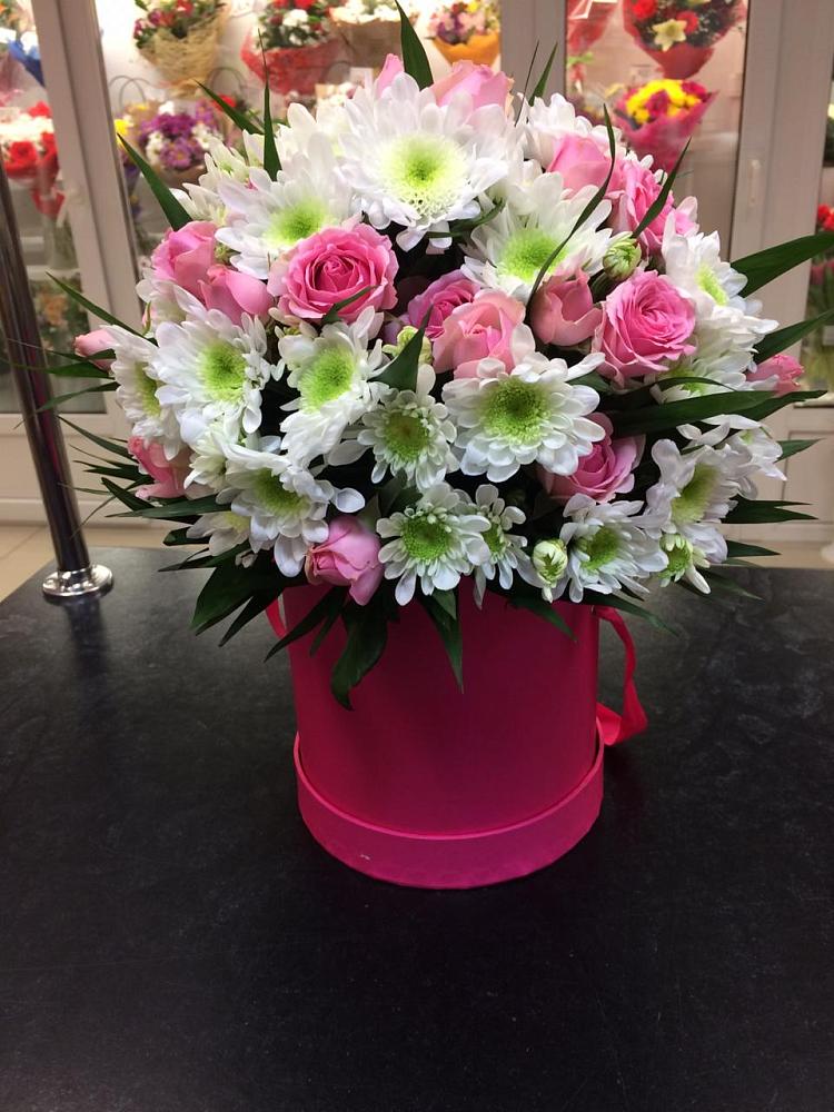 Цветочная композиция из Розы и Хризантемы в шляпной коробке в Гагарине