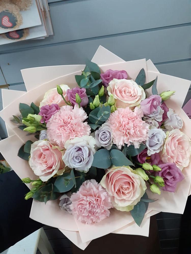 Букет цветов из: Розы, Гвоздики и Лизиантусы в Гагарине