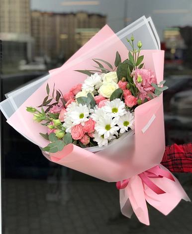 Букет цветов из: Розы, Лизиантусы и Хризантемы в Гагарине