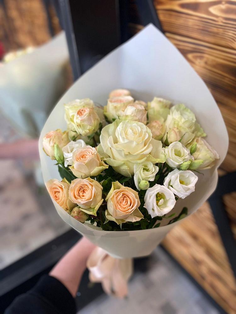 Букет цветов из: Розы и Лизиантусы в Гагарине